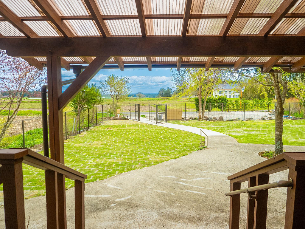 屋根付きのデッキ