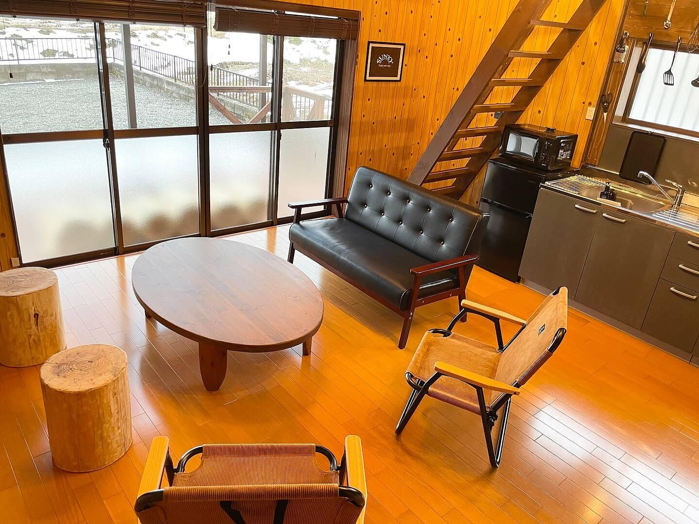 キャンプチェアや丸太椅子で非日常を