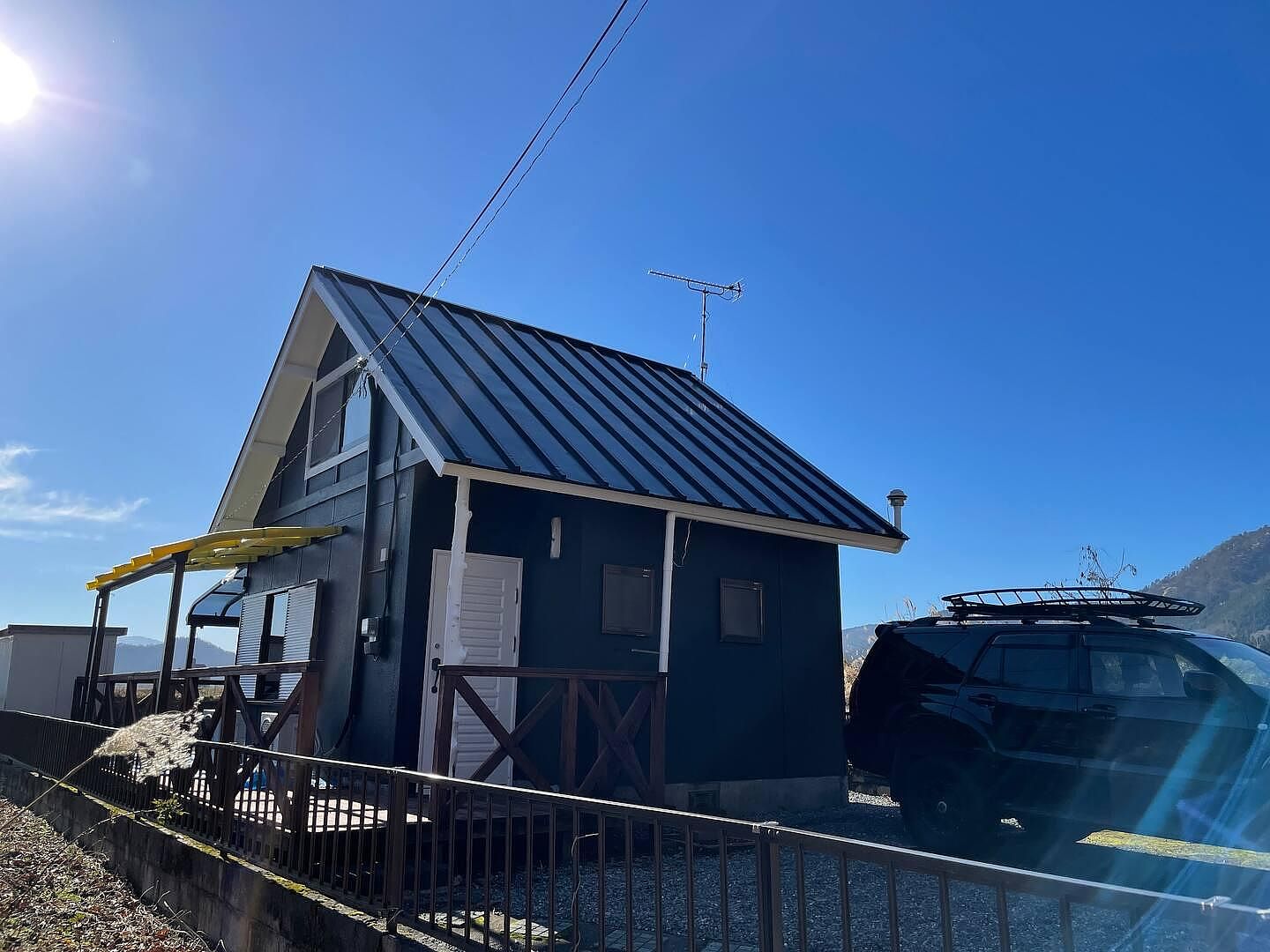 ネイビーに白い玄関のお洒落な別荘