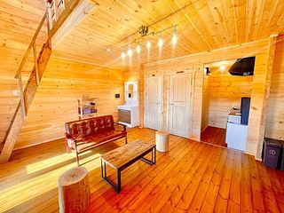 ロフトと繋がる開放感のある室内