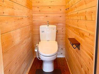 木に囲まれた清潔感のあるトイレ