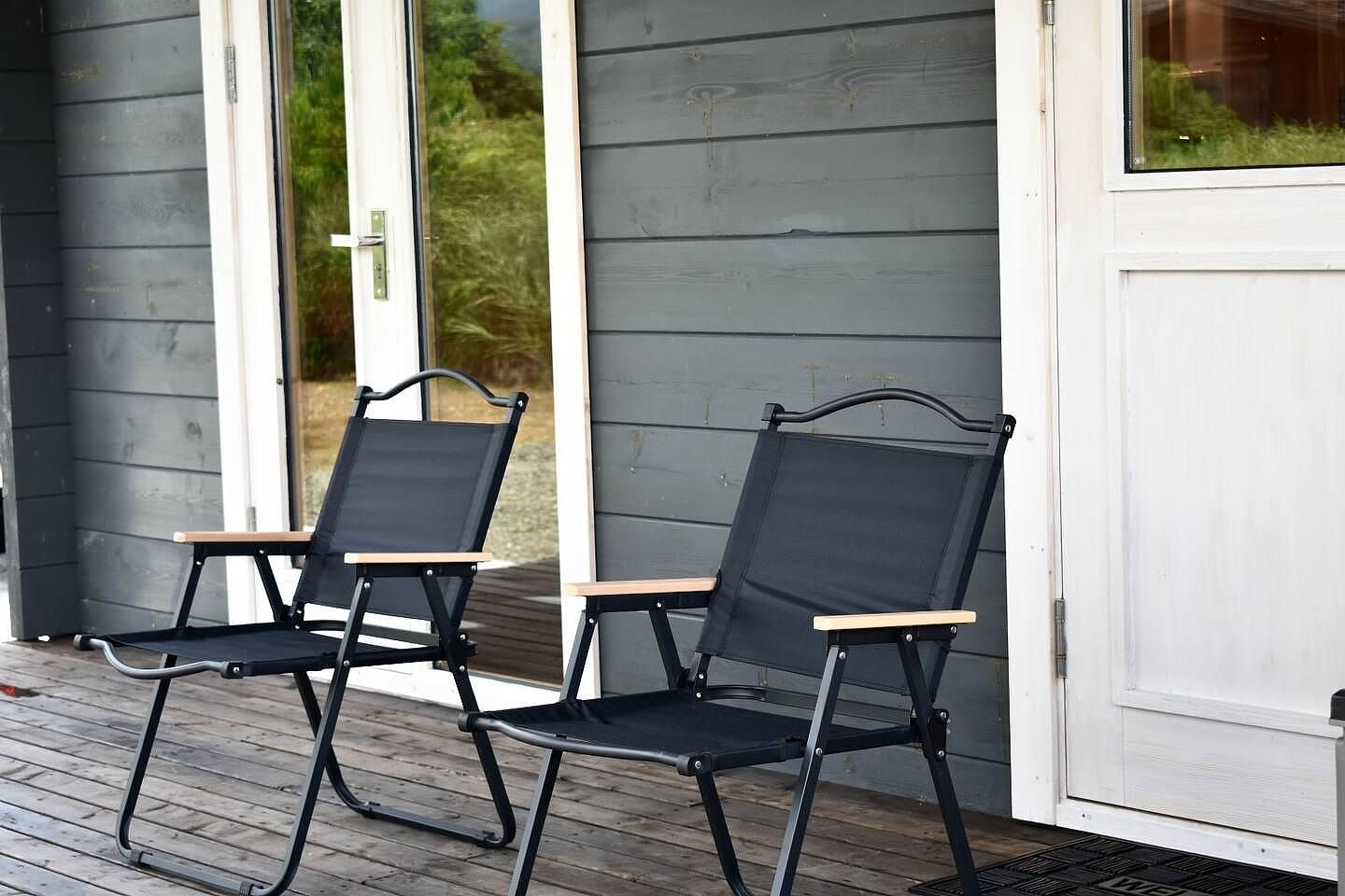 広いウッドデッキでごゆっくりと