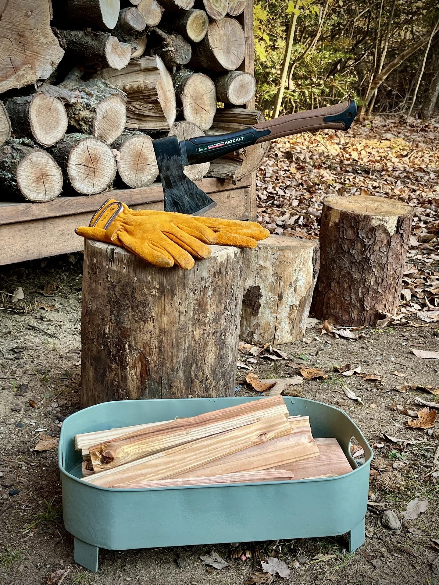 薪ストーブを予約してくれた方には、ナタとグローブも一緒にお貸しします！