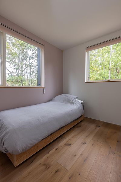 一棟貸切×一人一部屋。個室６部屋それぞれにシングルベッド・トイレ・シャワー・洗面所がついています。