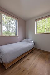 一棟貸切×一人一部屋。個室６部屋それぞれにシングルベッド・トイレ・シャワー・洗面所がついています。