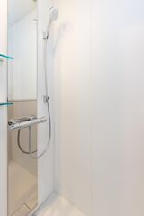 個室６部屋それぞれのお部屋にプライベートシャワーブースを設置しています。※浴槽はございません
