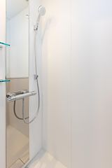 個室６部屋それぞれのお部屋にプライベートシャワーブースを設置しています。※浴槽はございません