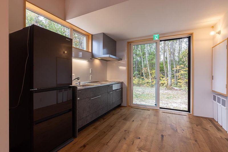 1階のキッチンには冷蔵庫、電子レンジ、トースター、基本的な調理器具、食器、調味料を揃えています。