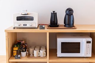 セルフドリンクバーコーナーのコーヒーメーカーでいつでもコーヒータイムを。紅茶やお茶もご用意しています