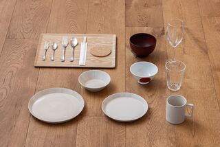 基本的な食器・カトラリーを6人分揃えています。