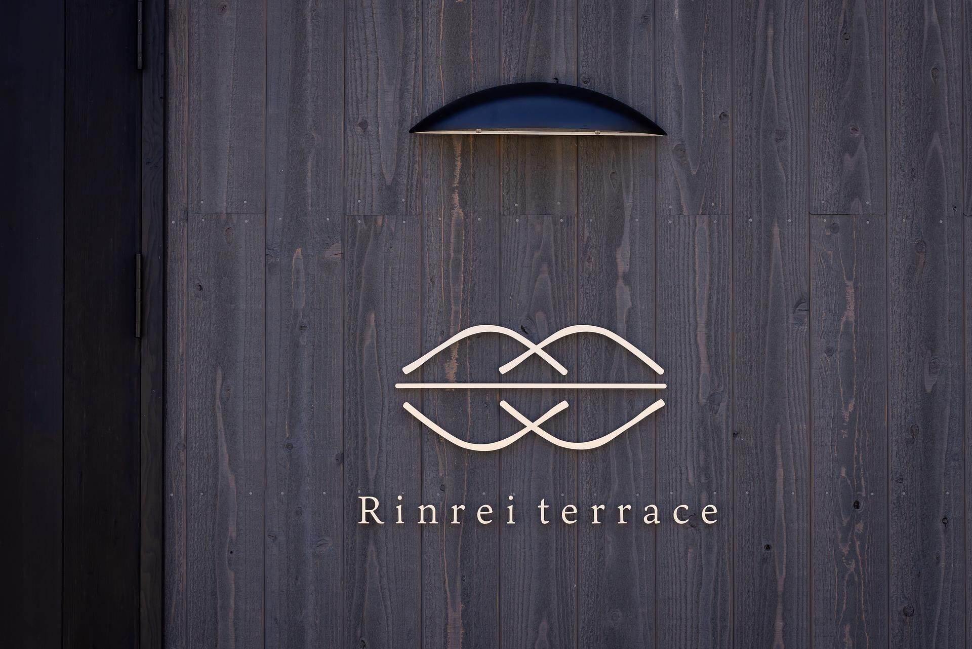 玄関先のRinrei terraceロゴマーク。夜には小さな明かりがともります。