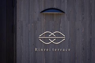 玄関先のRinrei terraceロゴマーク。夜には小さな明かりがともります。