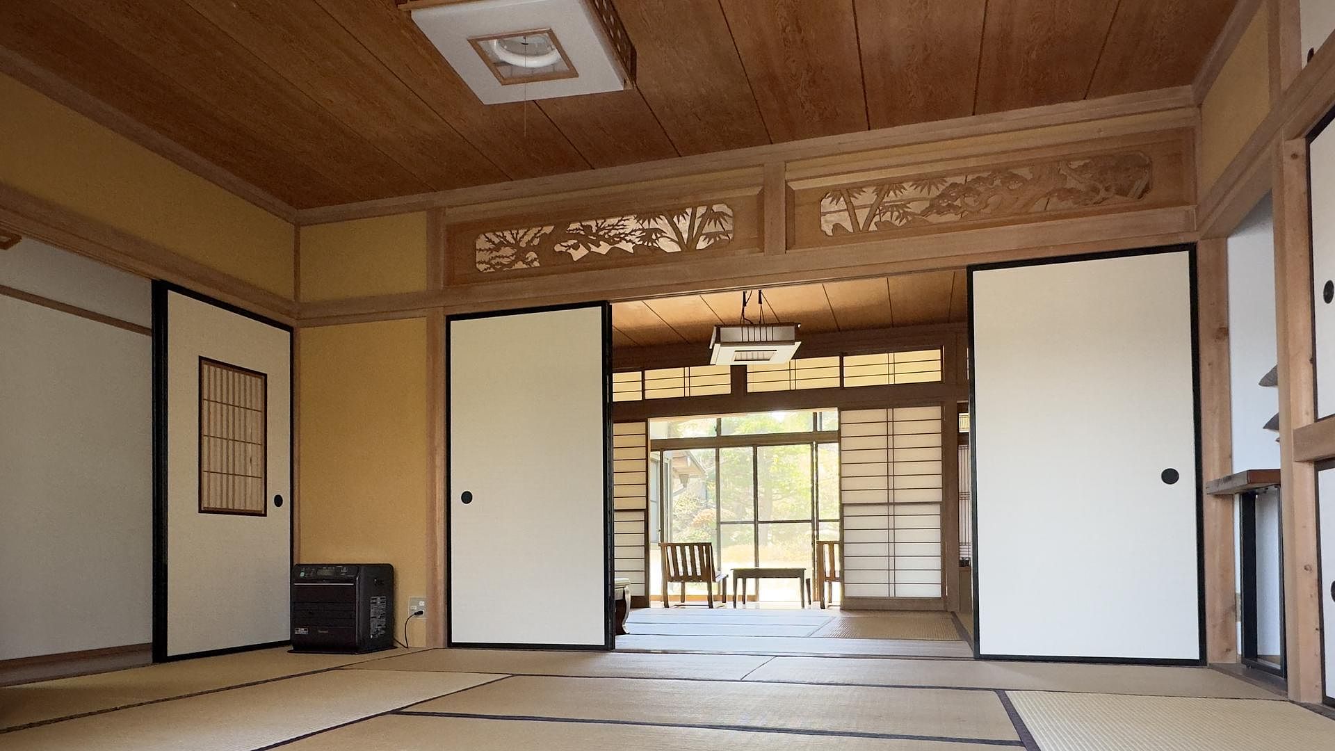 床の間の部屋の隣の寝室です。こちらも10畳のお部屋です。 ふすまで仕切るかたちになります。