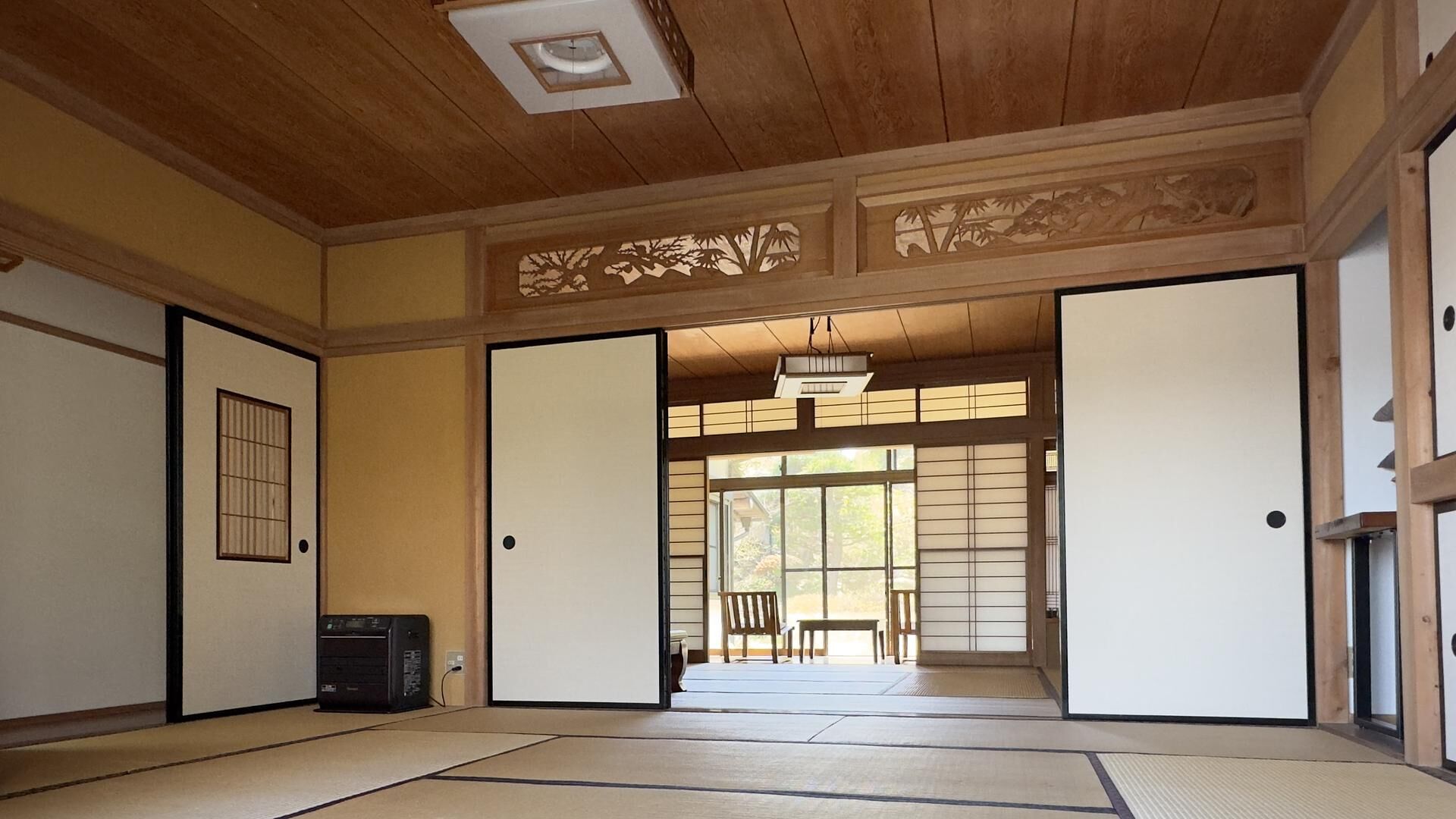 床の間の部屋の隣の寝室です。こちらも10畳のお部屋です。 ふすまで仕切るかたちになります。