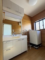 10kg用洗濯機を設置しております。滞在中はご自由にお使いください。