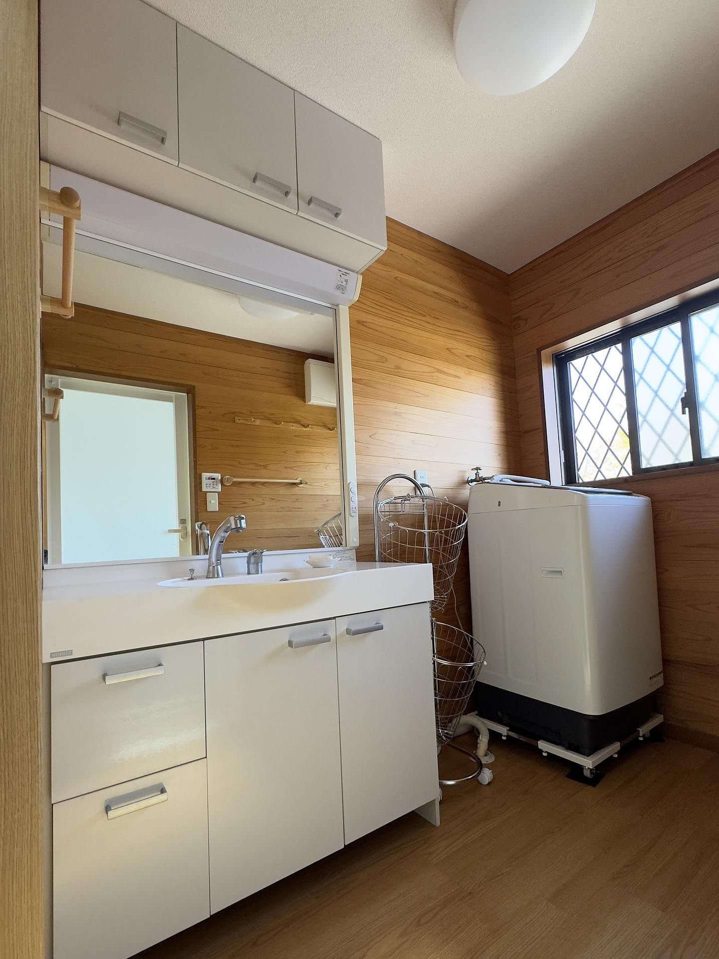 10kg用洗濯機を設置しております。滞在中はご自由にお使いください。