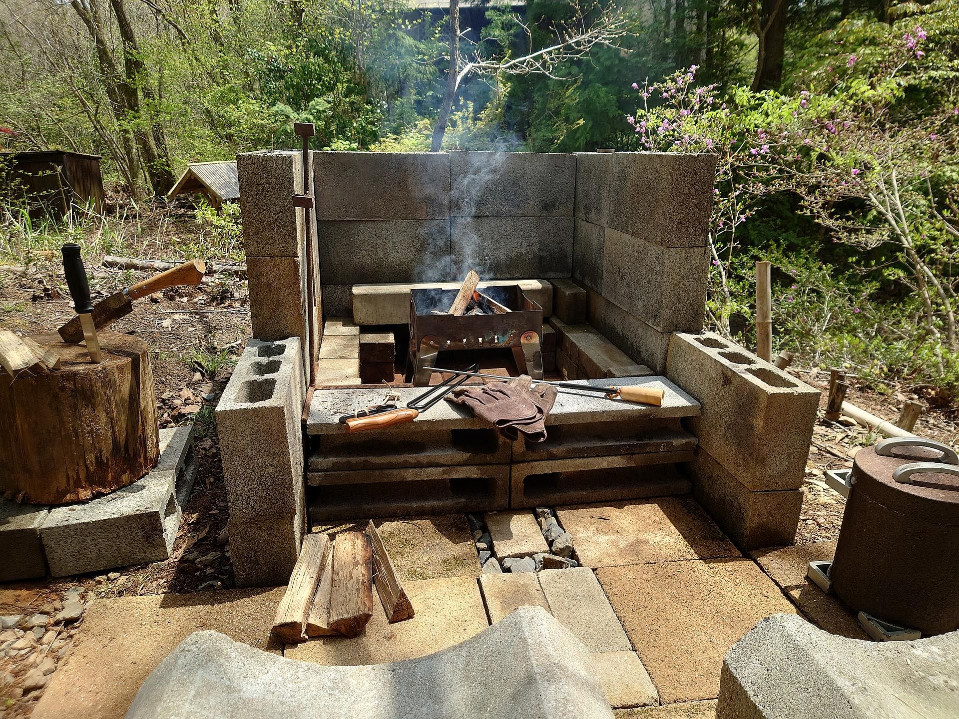 焚き火スペース使用例：（焚き火台、薪、火消しつぼ、その他焚き火道具はご持参でご利用ください。）