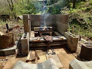 焚き火スペース使用例：（焚き火台、薪、火消しつぼ、その他焚き火道具はご持参でご利用ください。）