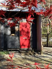 紅葉とお揃いの赤いドア