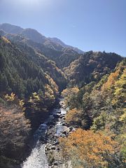 貸し別荘から徒歩1分の大栗橋からの景観（秋）