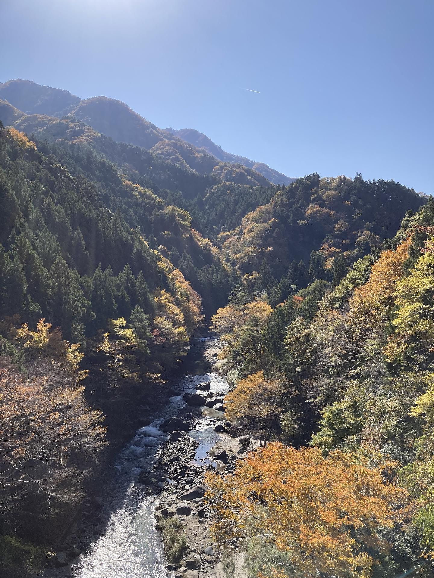 貸し別荘から徒歩1分の大栗橋からの景観（秋）