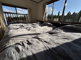 大きな窓のある寝室
