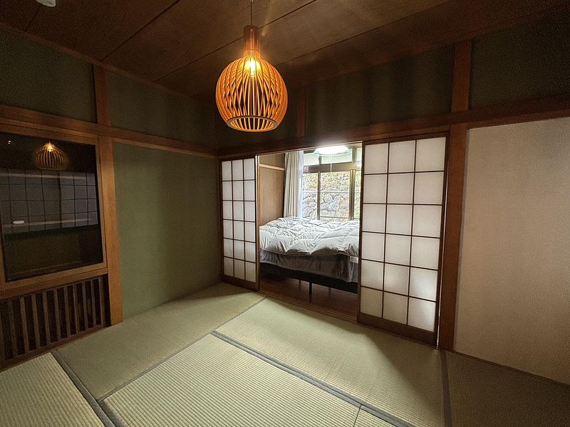和室の奥にはダブルベッド