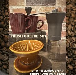 コーヒーメーカーがありますが、コーヒー豆やコーヒー粉はお持ちください。