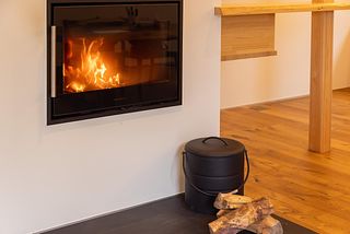 冬季は薪ストーブのゆらめく炎を囲んで団らんのひとときをお過ごし下さい。