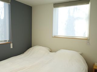 個室はシングルルームですがご希望があればベッドを並べてダブルベッドのようにご用意することも可能です。