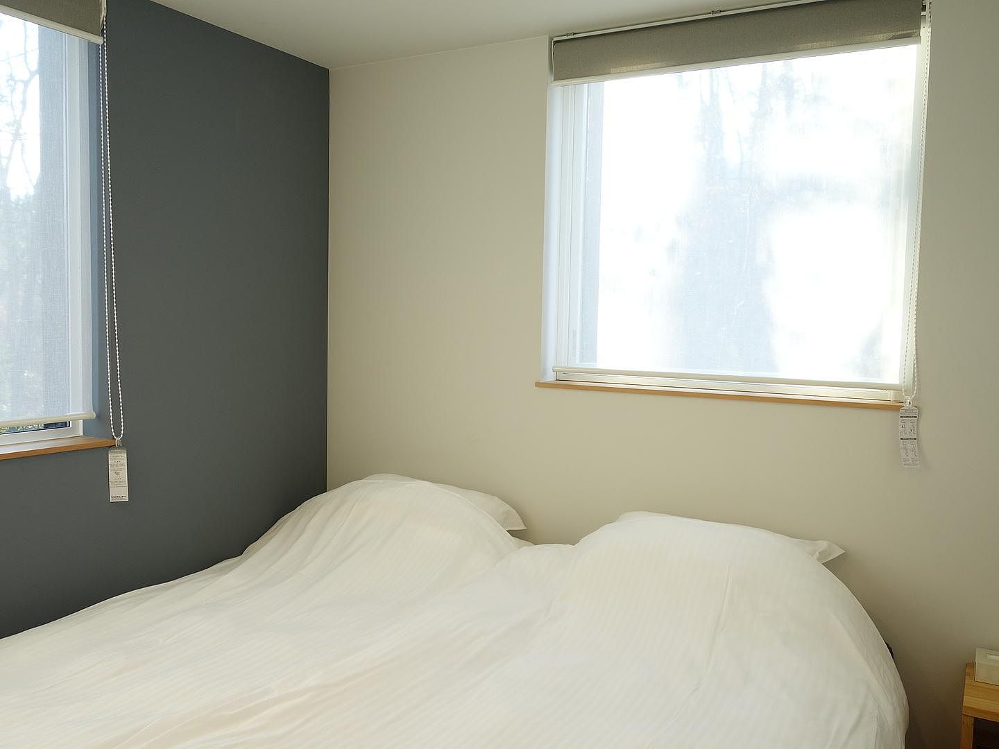 個室はシングルルームですがご希望があればベッドを並べてダブルベッドのようにご用意することも可能です。