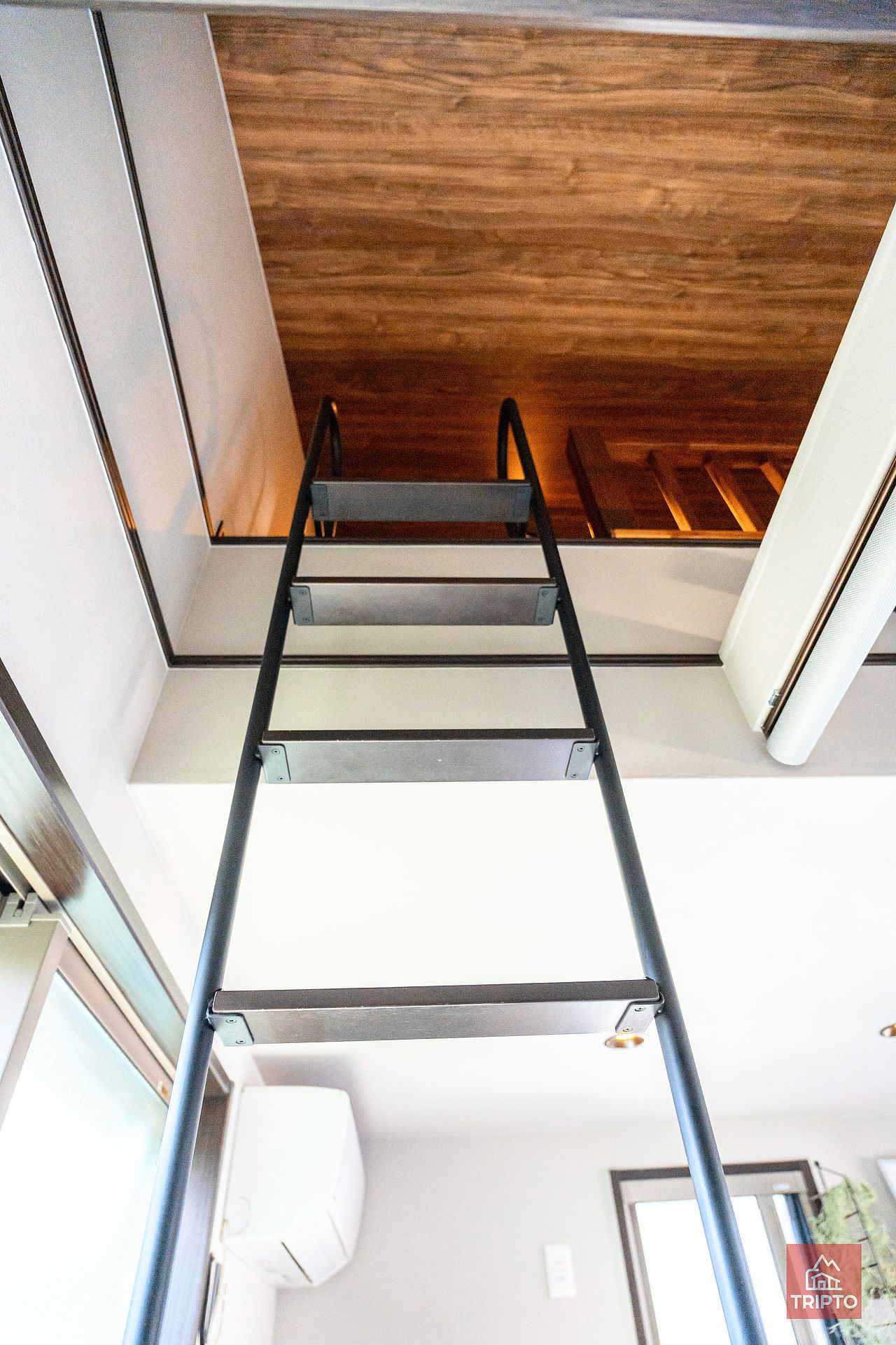 コテージ棟 ロフトへはこちらのハシゴから