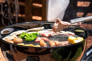 BBQコンロ：ウェーバーのBBQグリルは焼き面が広いので大人数でもOK。