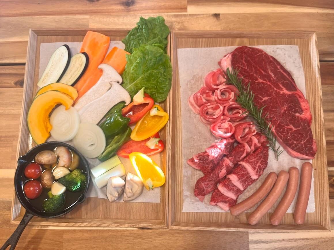 BBQ食材：甲州ワインビーフのステーキにお肉と野菜、たれとハーブソルトのセットです。