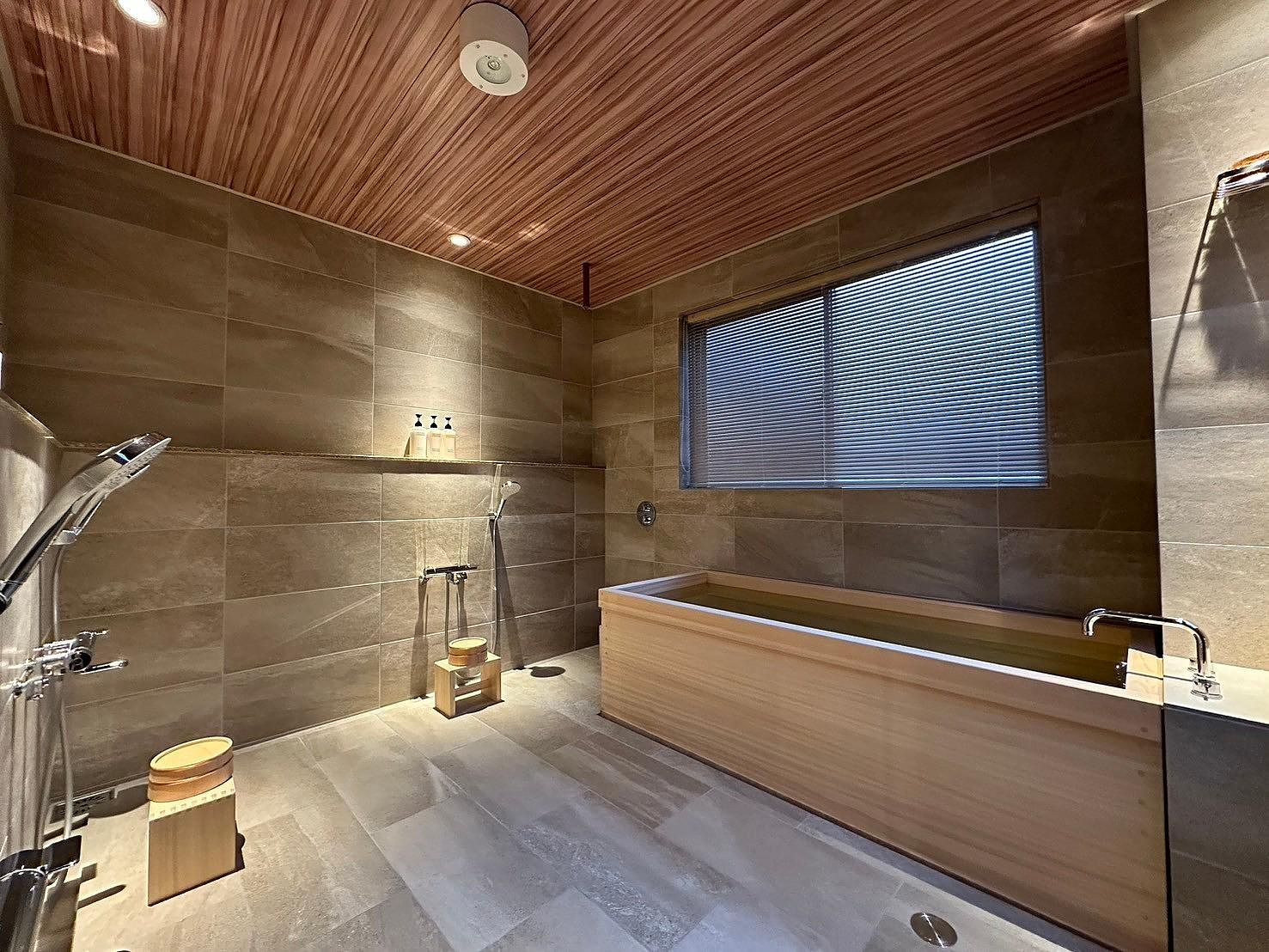 1階桧風呂はシャワー3台と打たせ湯があります。