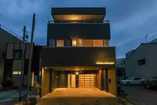 エントランス前に小型車2台駐車できます。