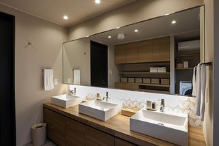 脱衣場には洗面ボウルも3ヶ所あります。