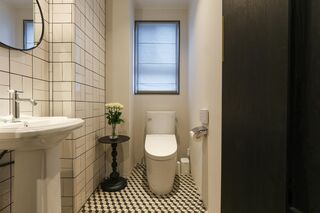 2Fトイレ。手洗いもあるので大人数でも安心です。トイレは各階にあります。(計5ケ所)