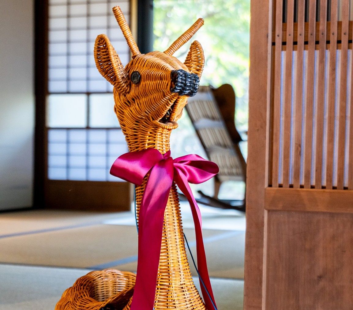 玄関でお客様をお迎え