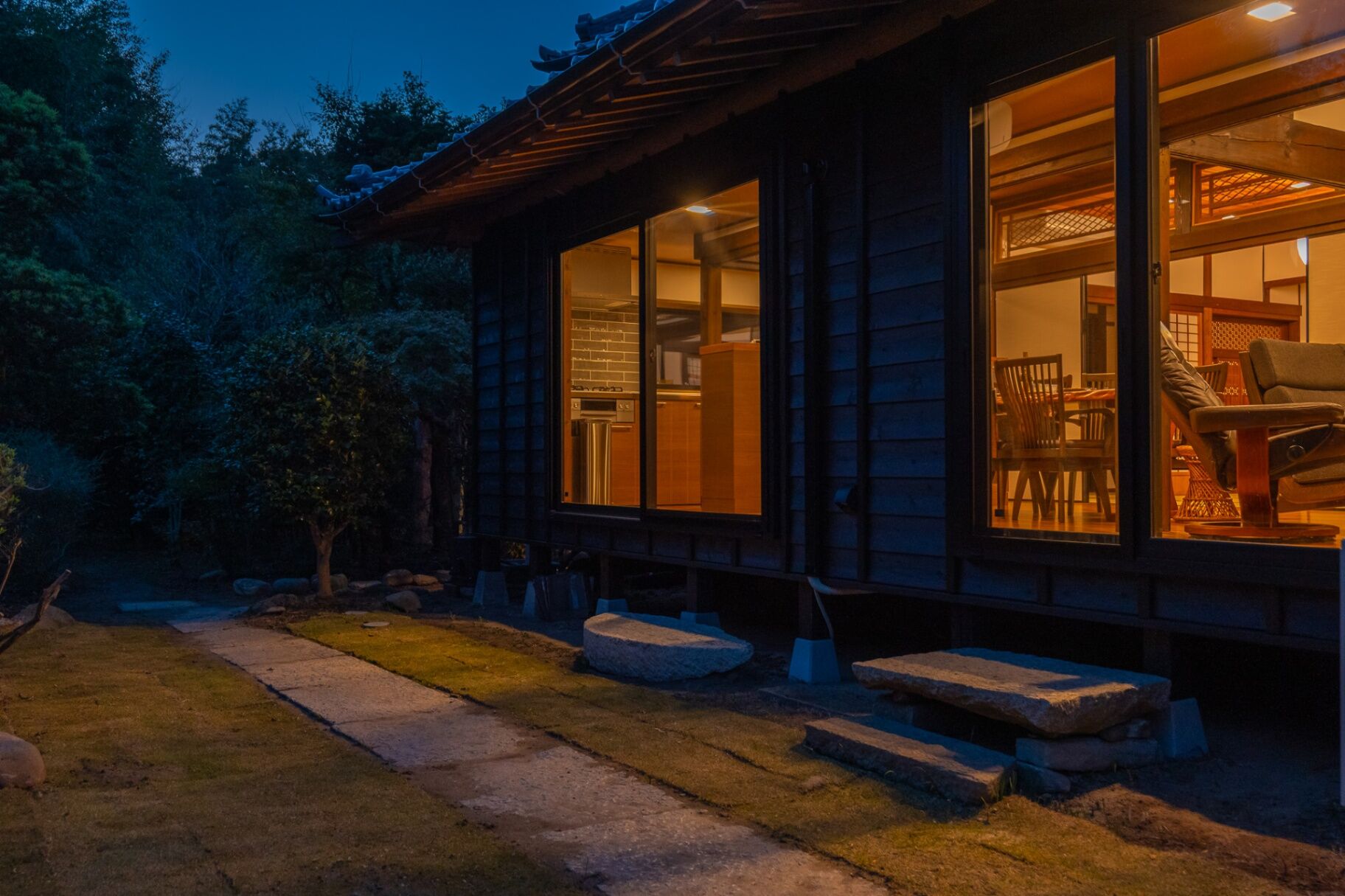 南側の庭からの夜景