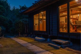 南側の庭からの夜景