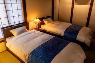 和室にベッド2台。和洋ミックスです