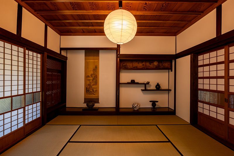 床の間と違い棚。収納扉は150年前のまま