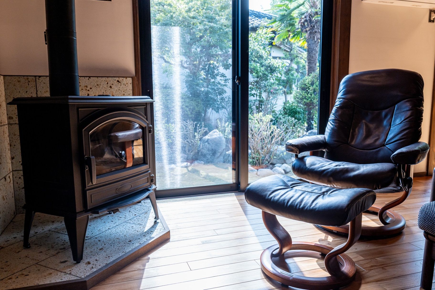 薪ストーブのあるゆったりとしたリビング