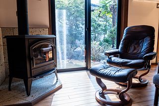 薪ストーブのあるゆったりとしたリビング