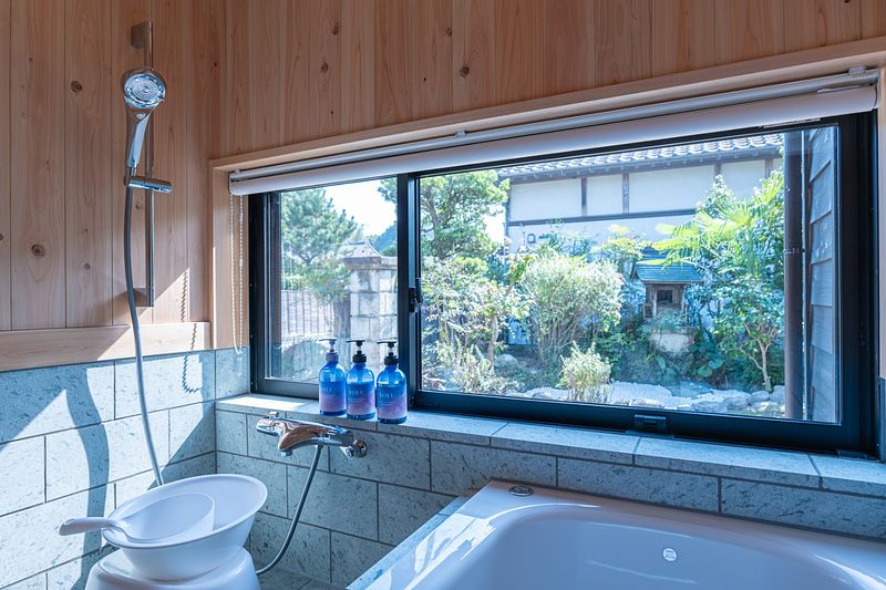 檜の板、十和田石張りの浴室