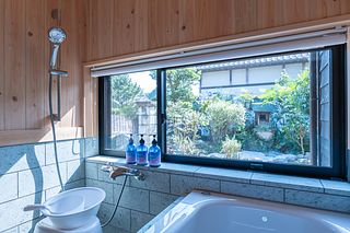 檜の板、十和田石張りの浴室