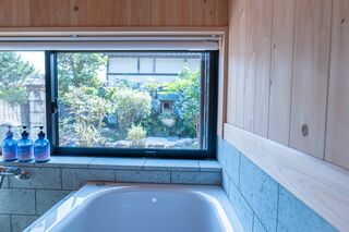 バスルームから見える庭園