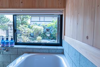 バスルームから見える庭園