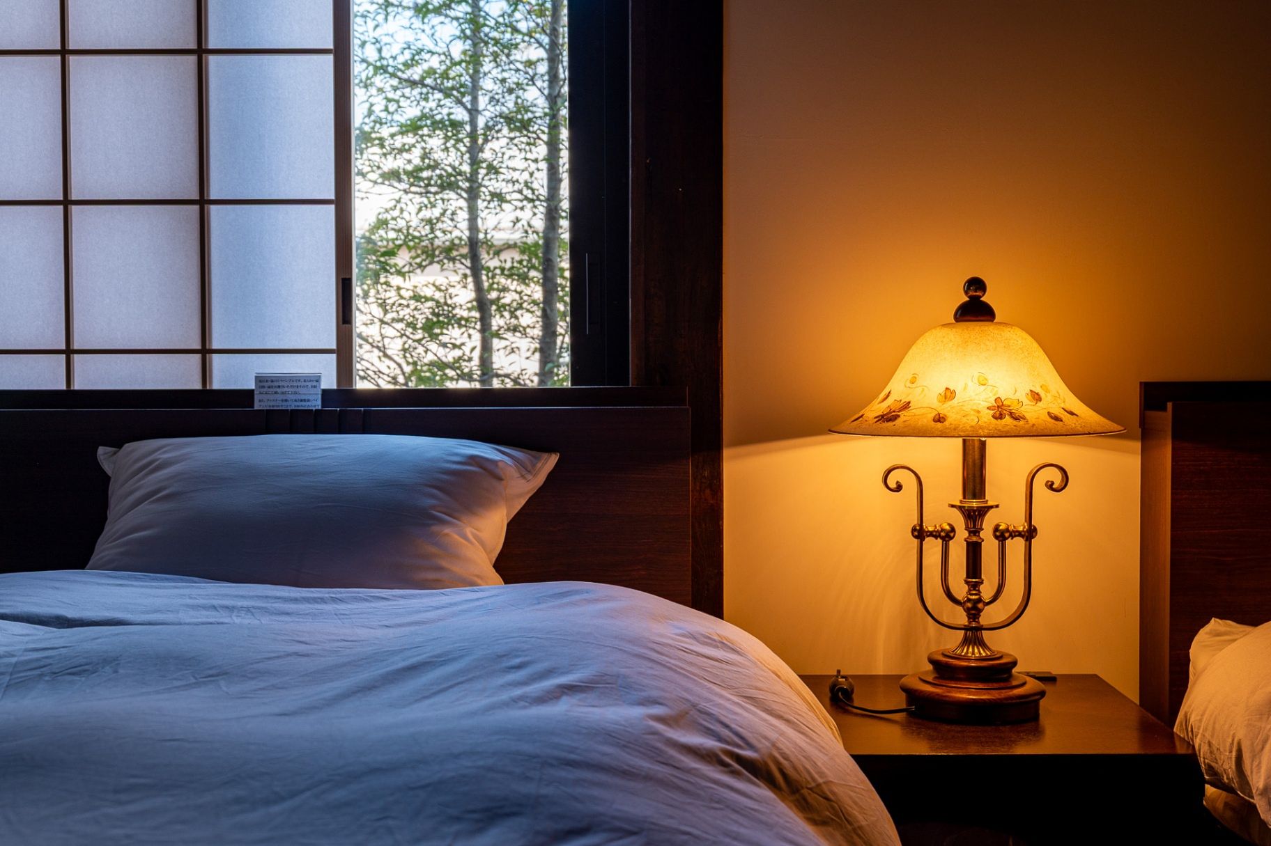 オーナー拘りのベッドサイド照明